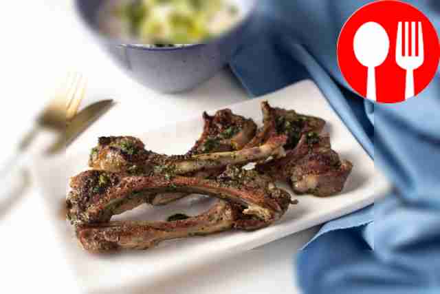 Баранья корейка с пряным маслом и соусом дзадзики