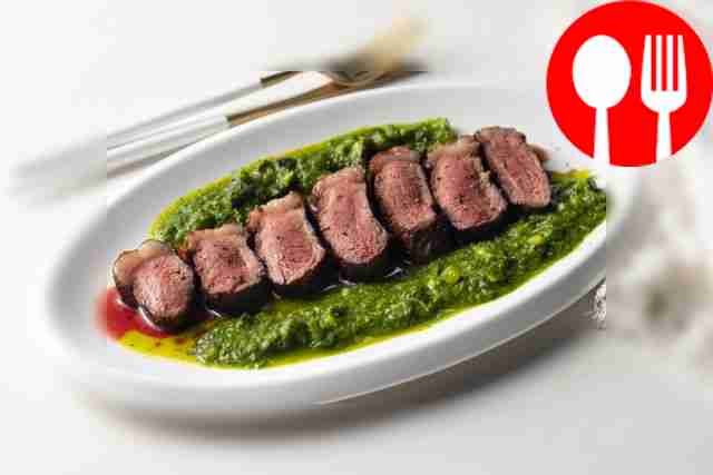 Стейк пиканья с соусом чимичури на чугунном тапане