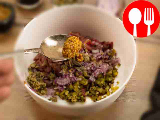 Смешайте в миске мясо с горчицей, луком,...