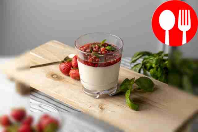 Панна-котта из мацони с тартаром из клубники