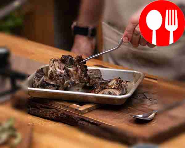 Поджарьте говяжьи кости до темно-золотистого цвета.