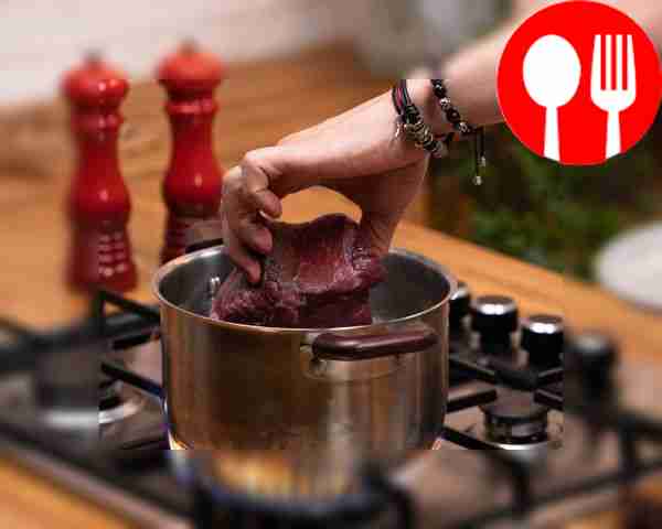 Залейте воду в кастрюлю. Добавьте кости и...