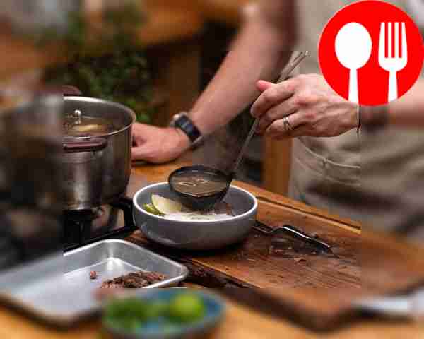 В суповую пиалу залейте горячий бульон....