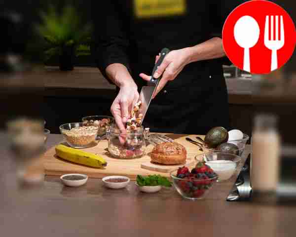 Нарежьте банан мелкими кусочками. Измельчите орехи.