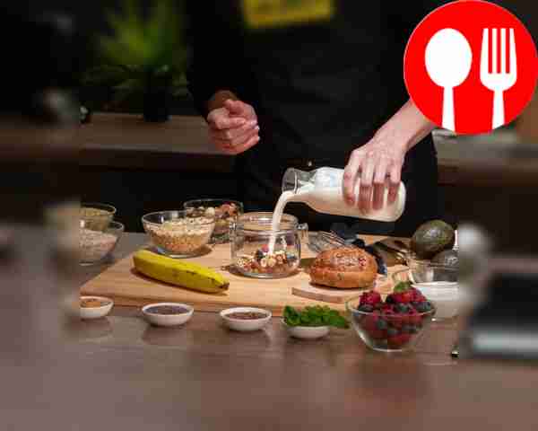 Засыпьте овсянку в стеклянную банку, добавьте...