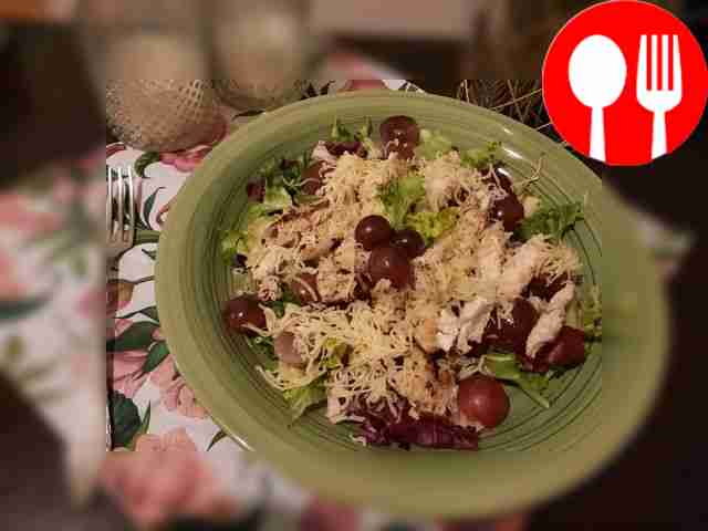 Салат с курицей, виноградом и французской заправкой