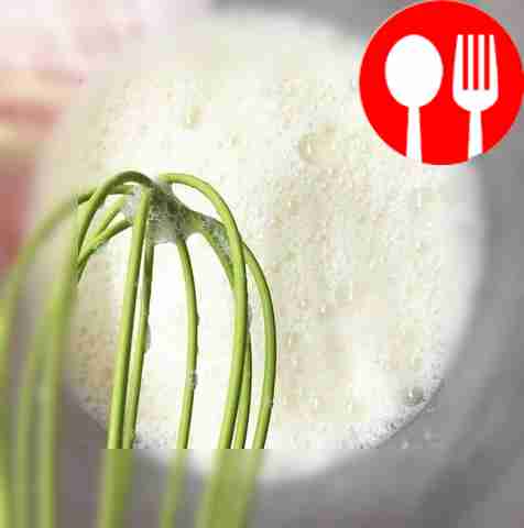 Взбейте молоко с яйцами.