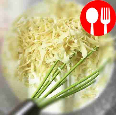 Добавьте творог и сыр, затем тщательно перемешайте.