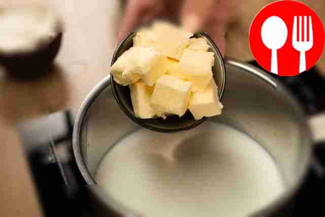 Для теста влейте в сотейник или кастрюлю...