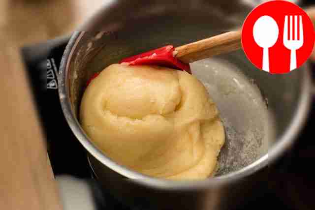 Постоянно помешивая, подогревайте смесь до...