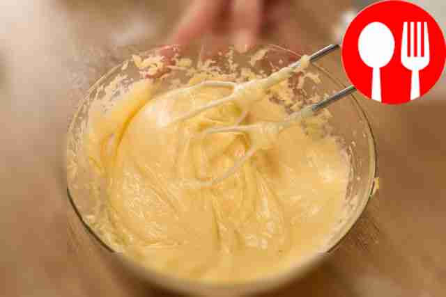 Добавляйте яйца по одному, тщательно...