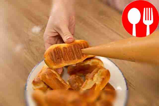 Охладите эклеры. В основании каждого...