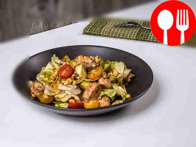 Салат с курицей и авокадо