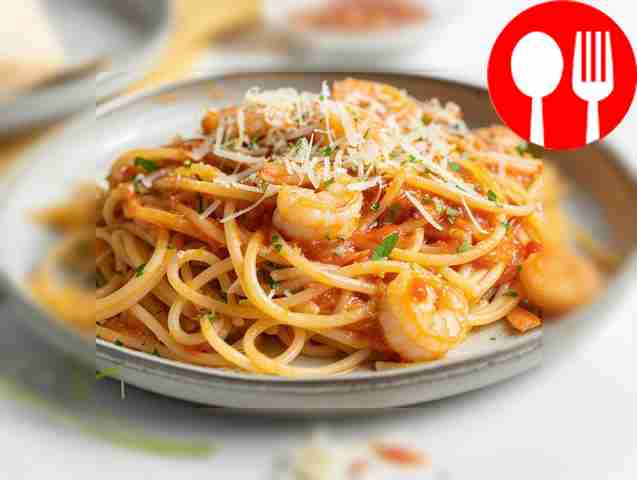 Аппетитные креветки с пастой в томате