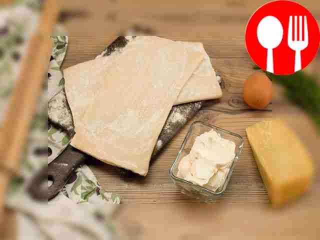 Дайте слоёному тесту полностью оттаять. Сыр...