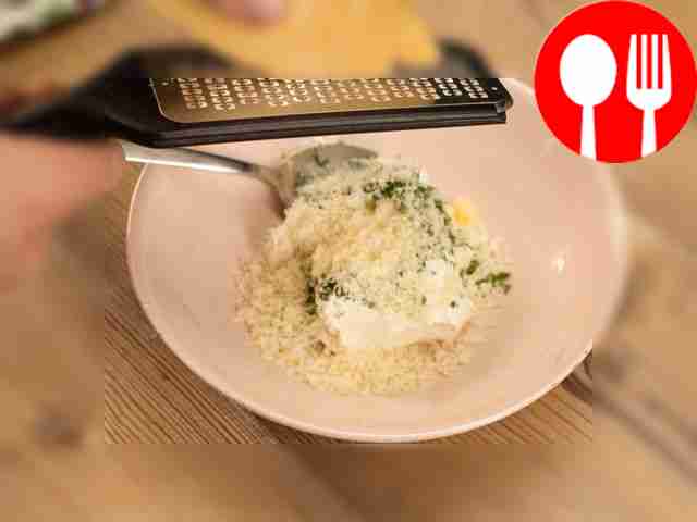 Соедините сливочный сыр с твердым сыром и...