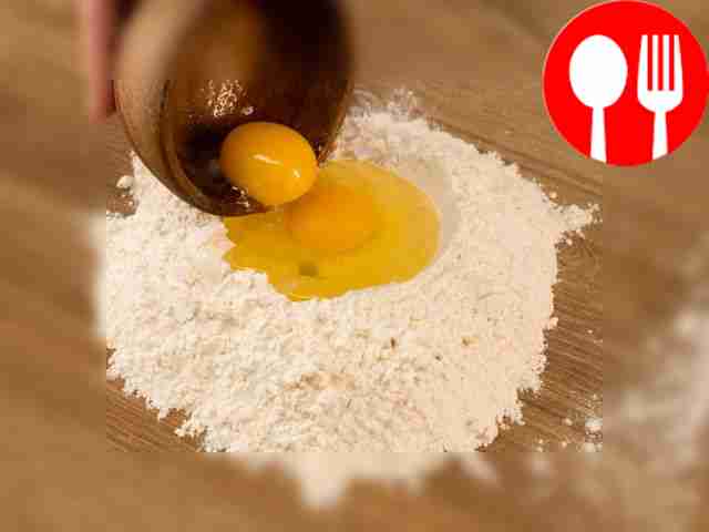 Взбейте яйца, насыпьте на стол муку горкой и...