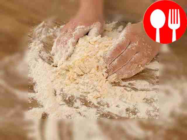 Сделайте в муке углубление и влейте туда яйца....