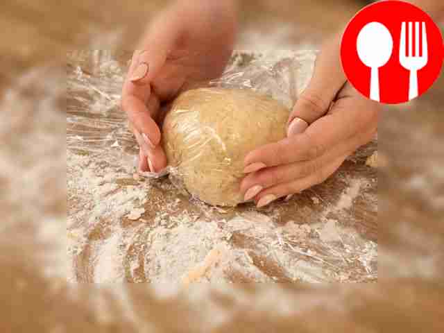 - Оберните тесто пищевой пленкой и уберите в...