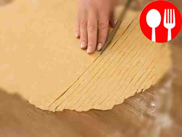 Раскатайте тесто в тонкую пластину, нарежьте...