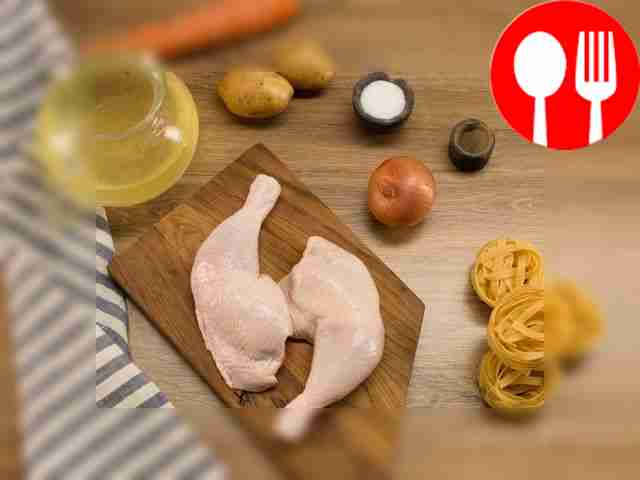 Овощи очистьте и нарежьте небольшими кубиками....