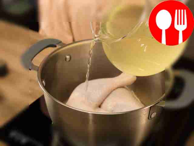 Залейте окорочка бульоном, доведите до кипения...