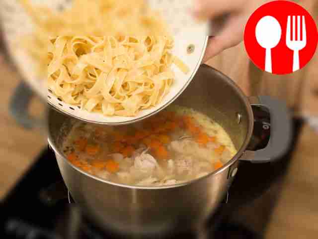 Положите мясо обратно в суп, добавьте лапшу,...