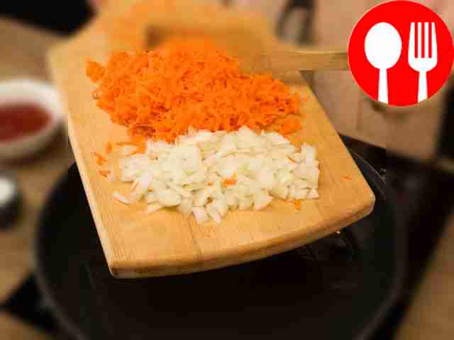 Очистите картофель, лук и морковь. Картофель...