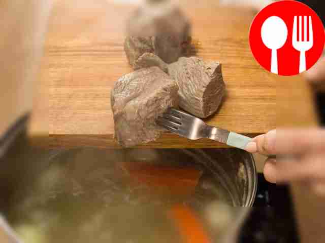 Положите говядину в кастрюлю, залейте водой,...