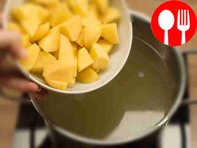 Добавьте картофель в процеженный бульон и...