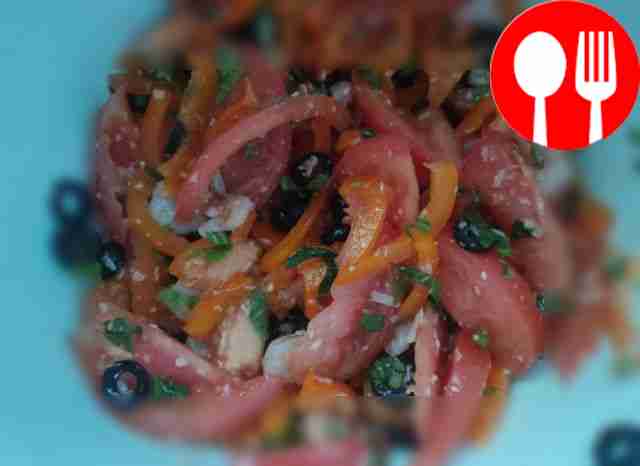 Насыщенный салат из креветок с руколой и овощами