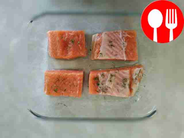 Разрежьте филе лосося на крупные порционные...