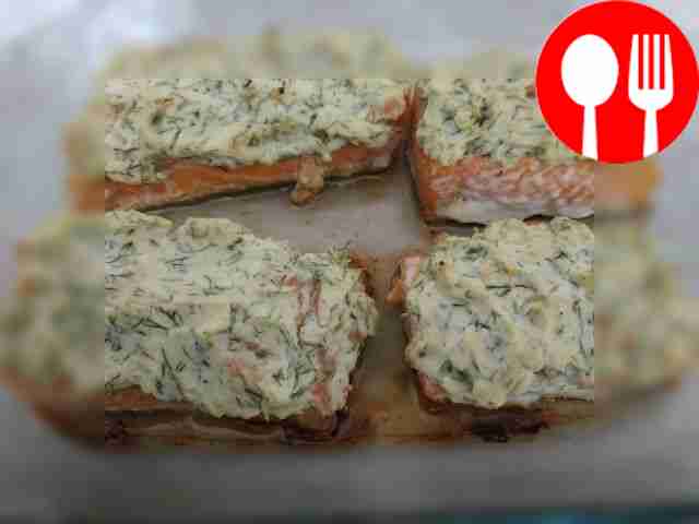 Порционно разместите филе на тарелках....