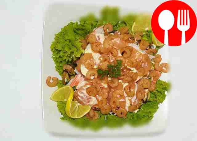 Витаминная закуска из морепродуктов и зелени