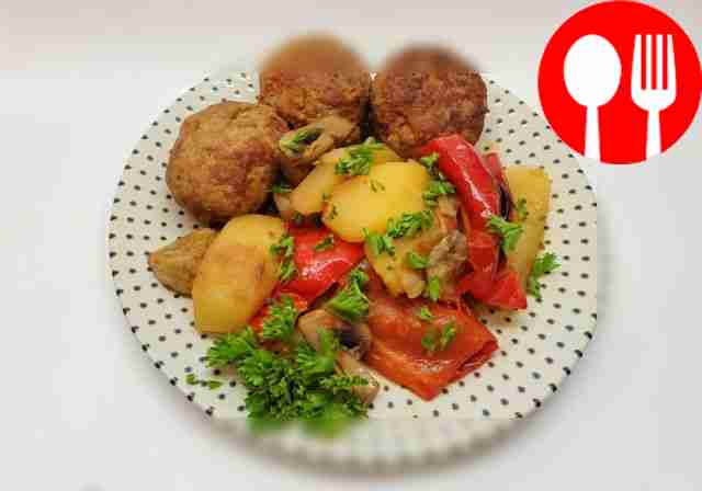 Овощное рагу с котлетами