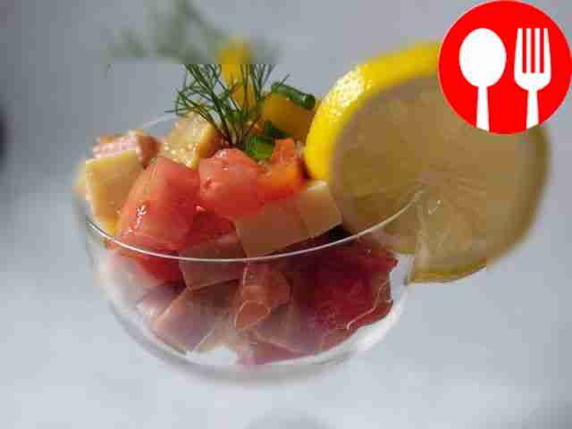 Пикантный быстрый салат с ветчиной и сыром