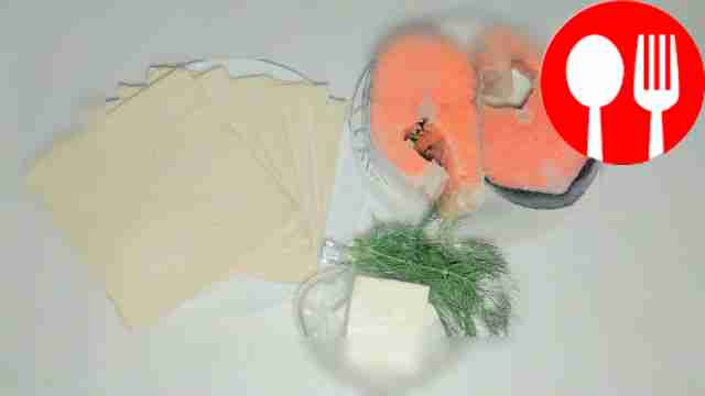 Помойте лосося, очистите его и тщательно...