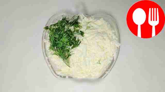 Сделайте начинку для пирожков: размять брынзу...