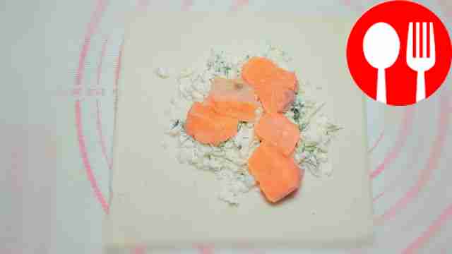 Размороженное тесто слегка раскатайте до...