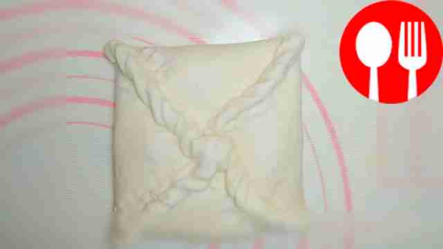 Сформируйте конвертики из теста, соединяя...