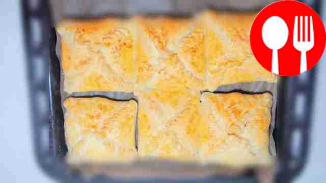 Застелите форму для выпечки пергаментной...