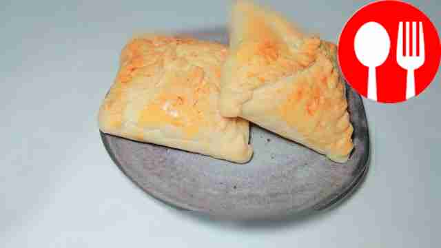 Подавайте пирожки, украсив блюдо свежей...