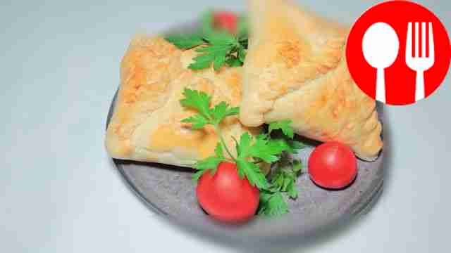 Слоеные пирожки с брынзой