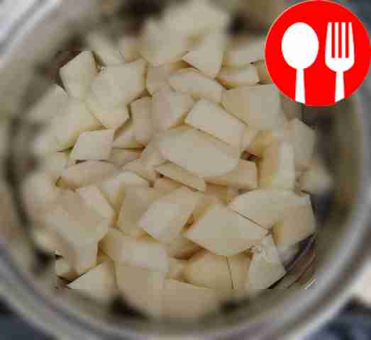 Нарежьте картофель маленькими кубиками и...