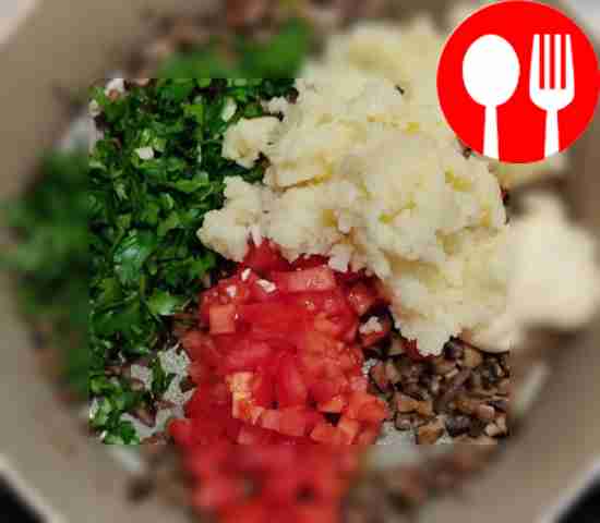 Лук и грибы нарежьте кубиками и обжарьте на...