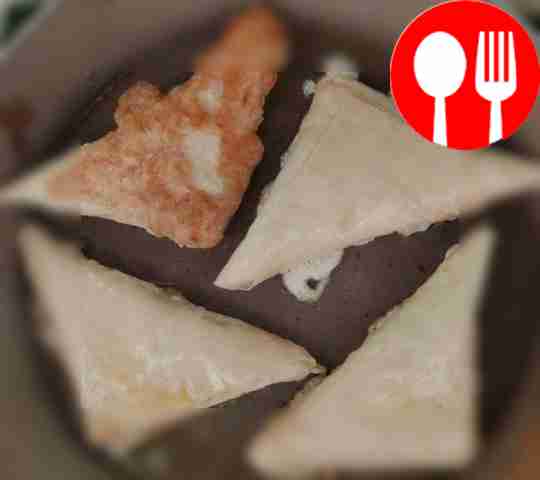 Разбейте яйца в отдельную миску и взбейте их....