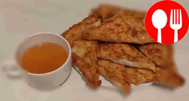 Подавайте горячие треугольные пирожки из...