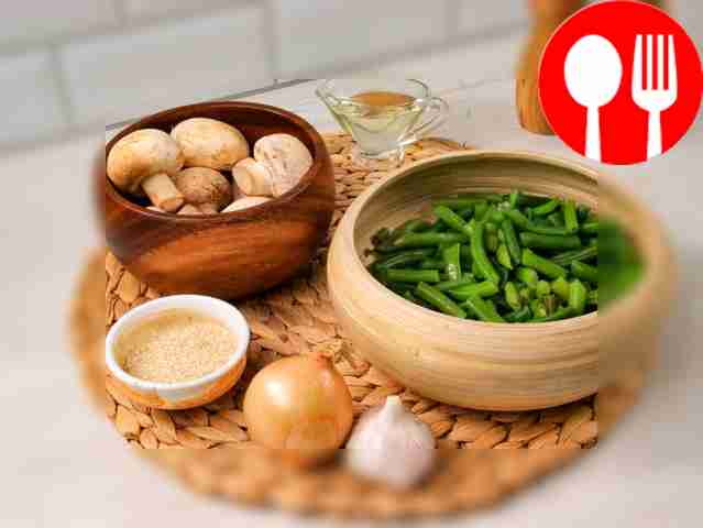 Сполосните шампиньоны. Очистите лук и чеснок....