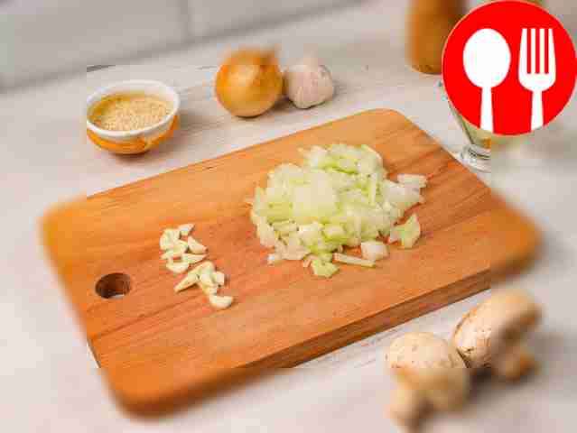 Мелко нарежьте репчатый лук и чеснок.