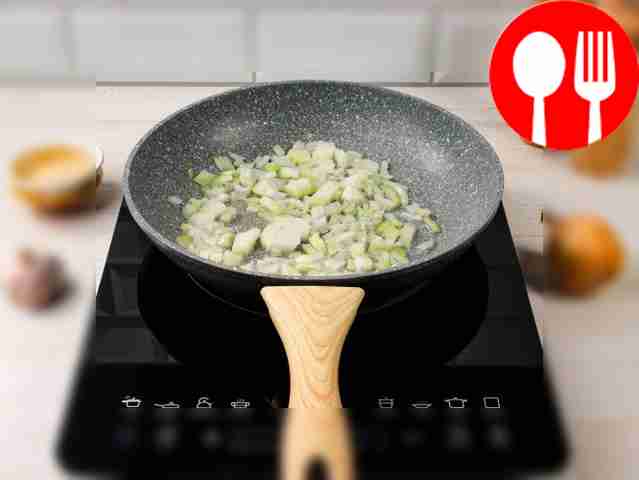 На разогретой сковороде с растительным маслом...